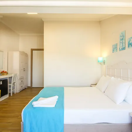 Bora מלון דטקה